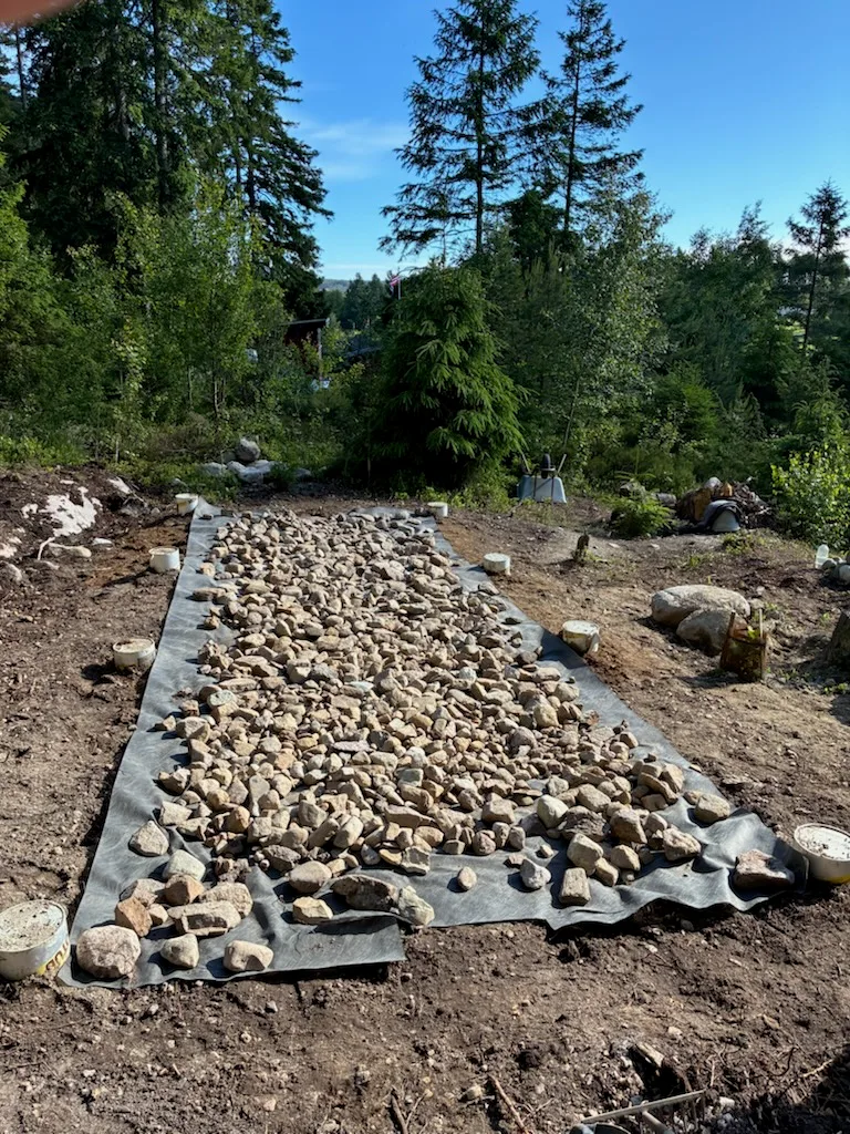 Under arbeid — fundament i skogkanten